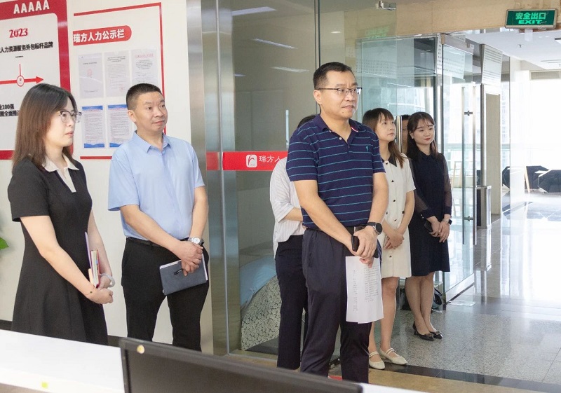 成都市人社局黨組成員、副局長亓國榮一行蒞臨瑞方人力考察調(diào)研 第1張